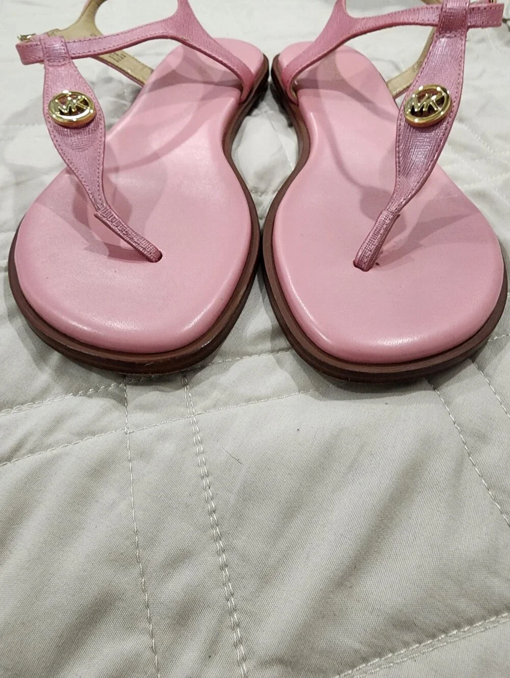 ​Michael Kors Mallory T-Strap Flat Sandals Pink Crosshatch Gold MK Medallion 8
